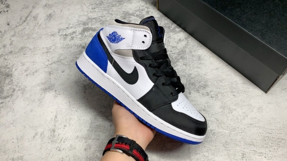 AirJordan1MidSHOES