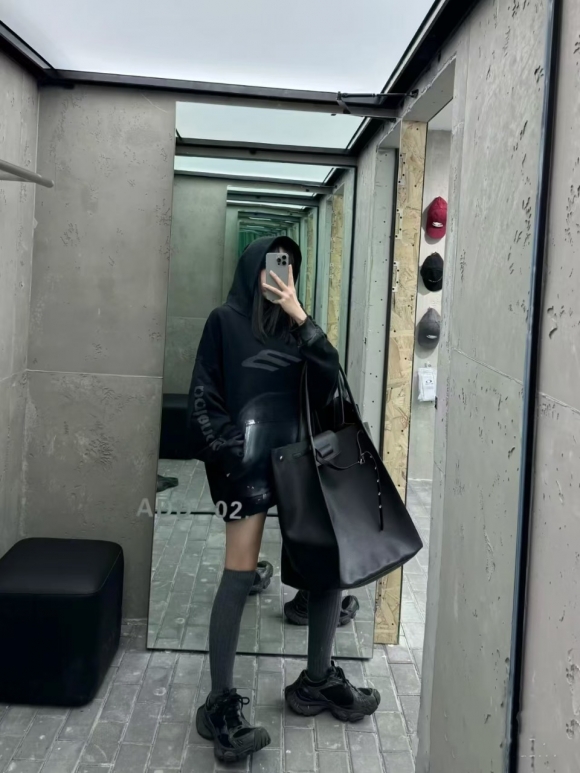 Hoodies & Sweatshirts