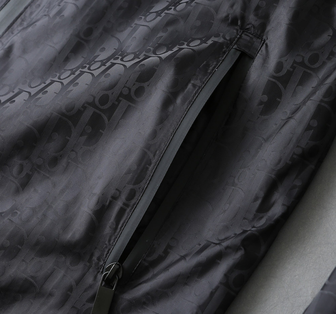 Hoodies & Sweatshirts