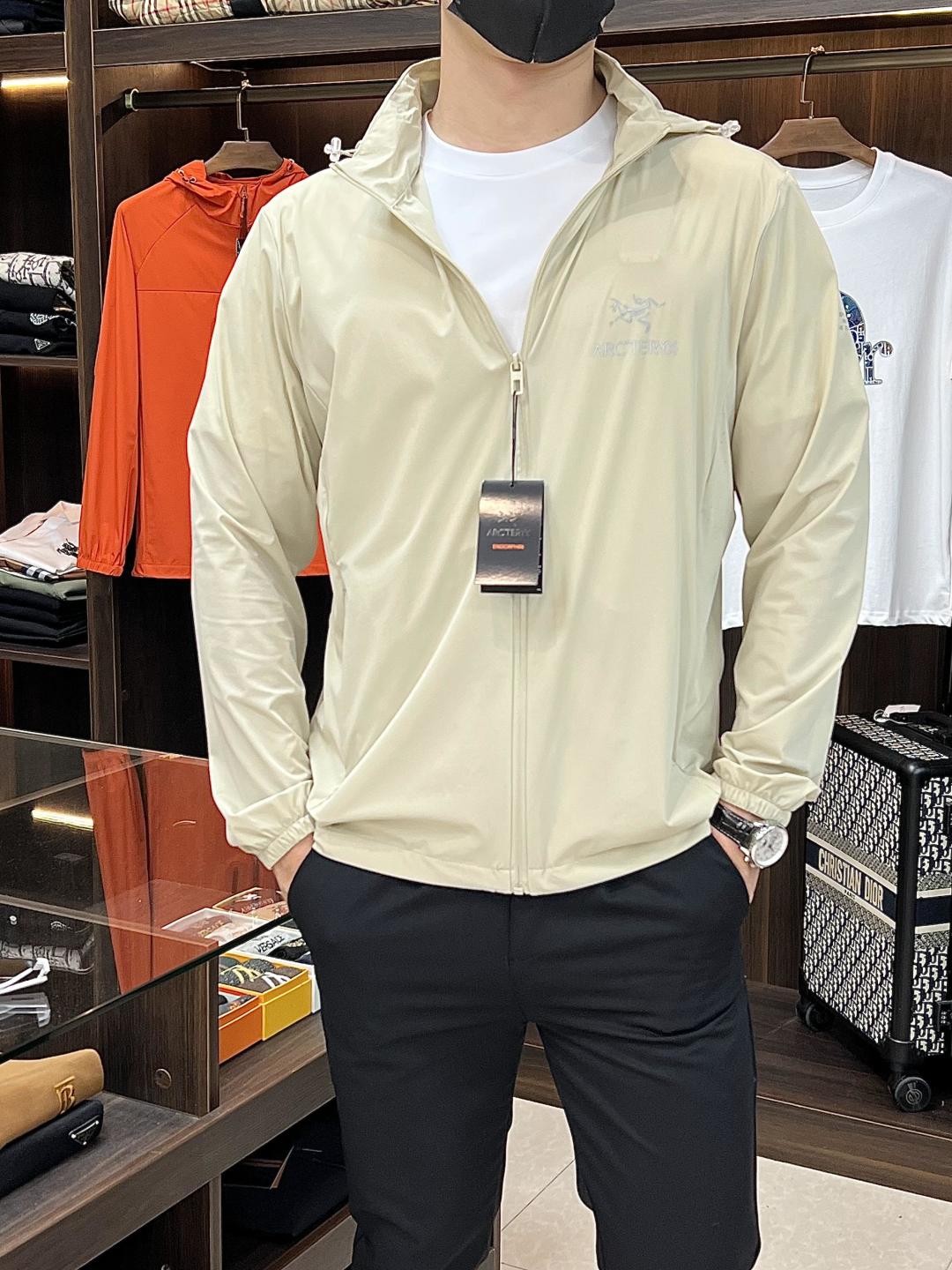 Hoodies & Sweatshirts