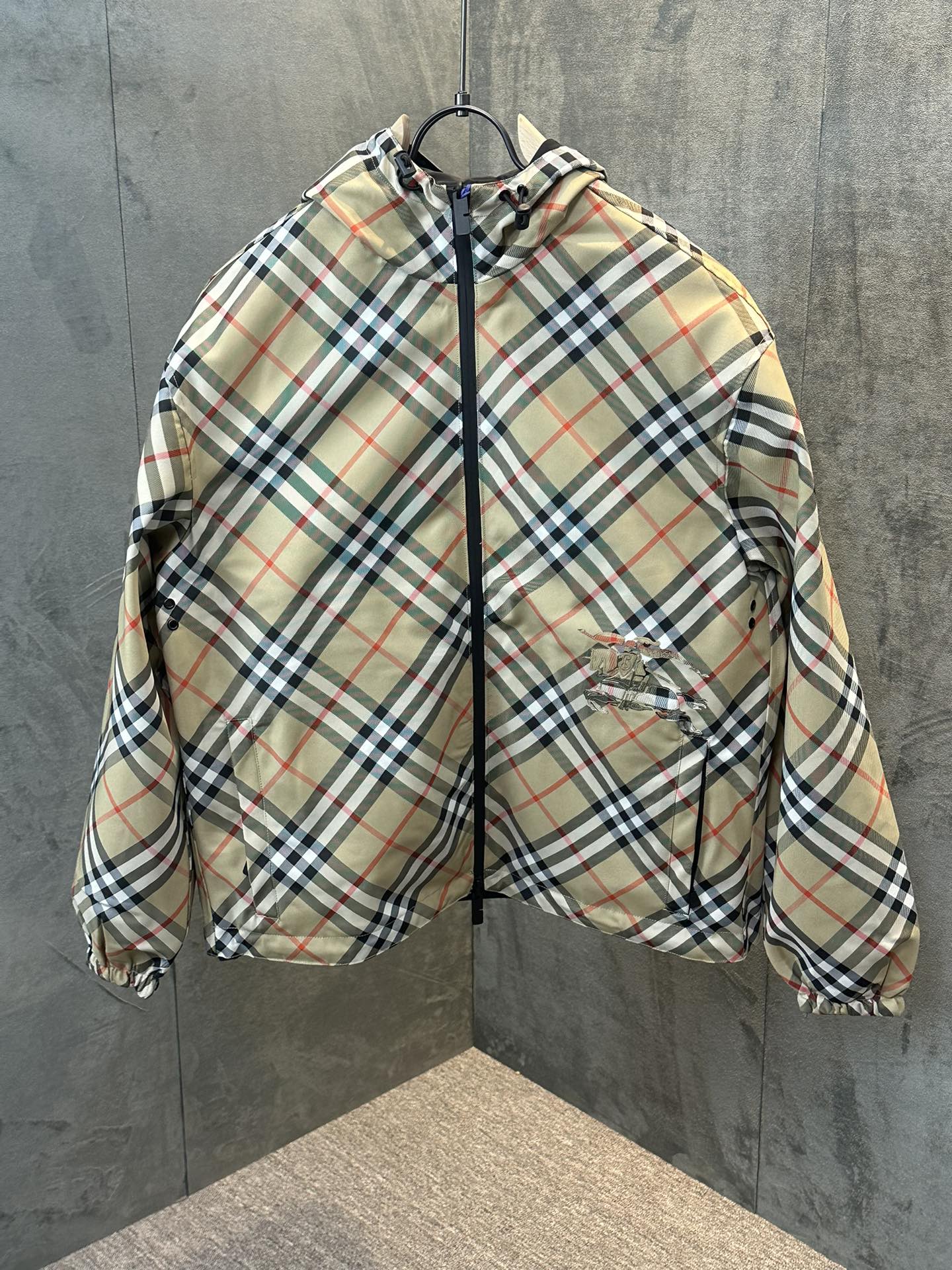 Hoodies & Sweatshirts