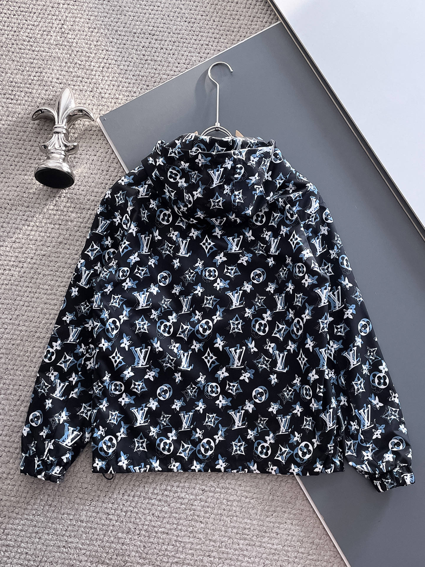 Hoodies & Sweatshirts