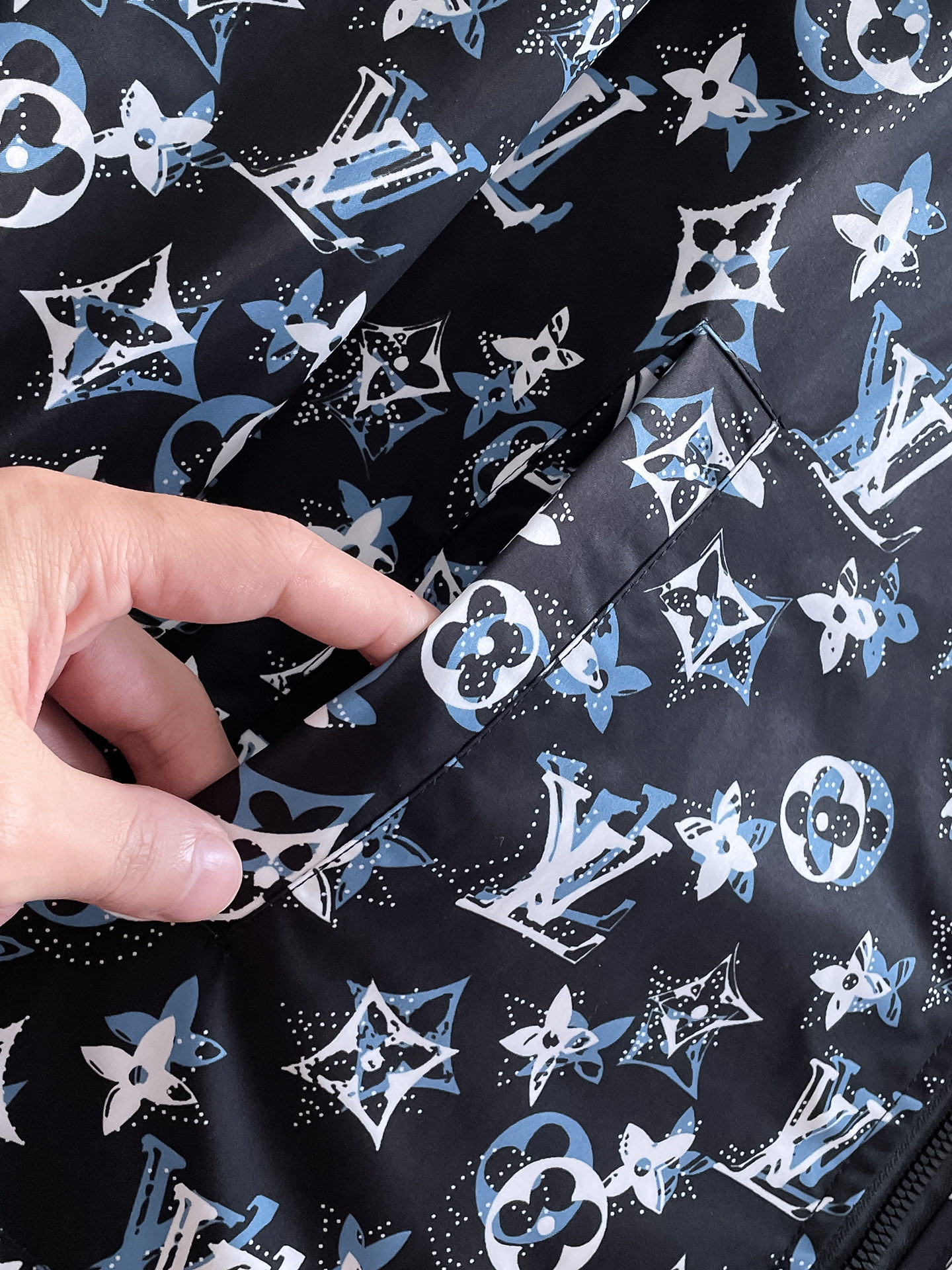 Hoodies & Sweatshirts