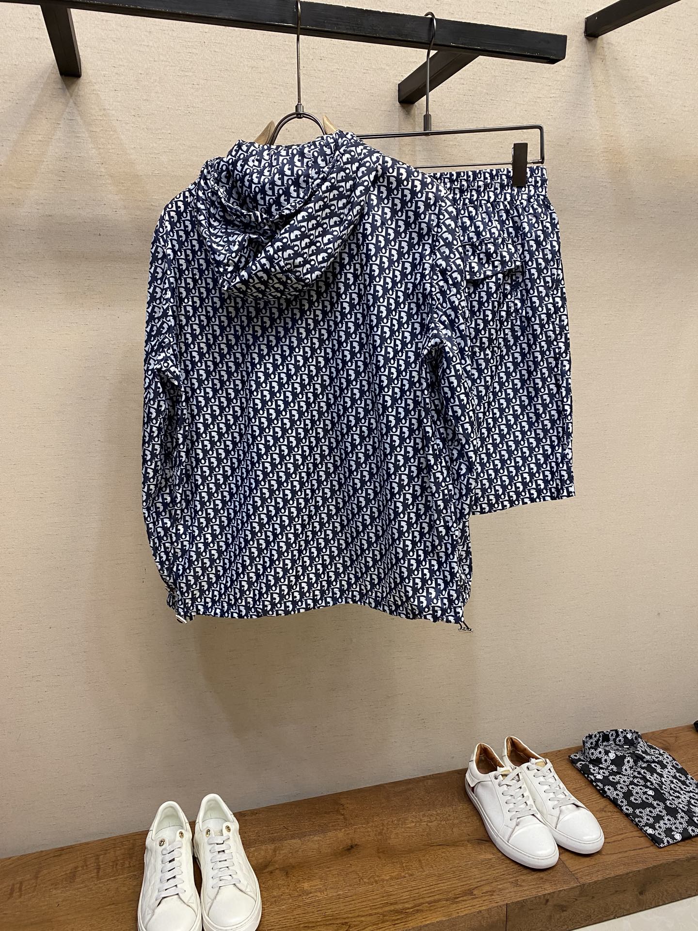 Hoodies & Sweatshirts