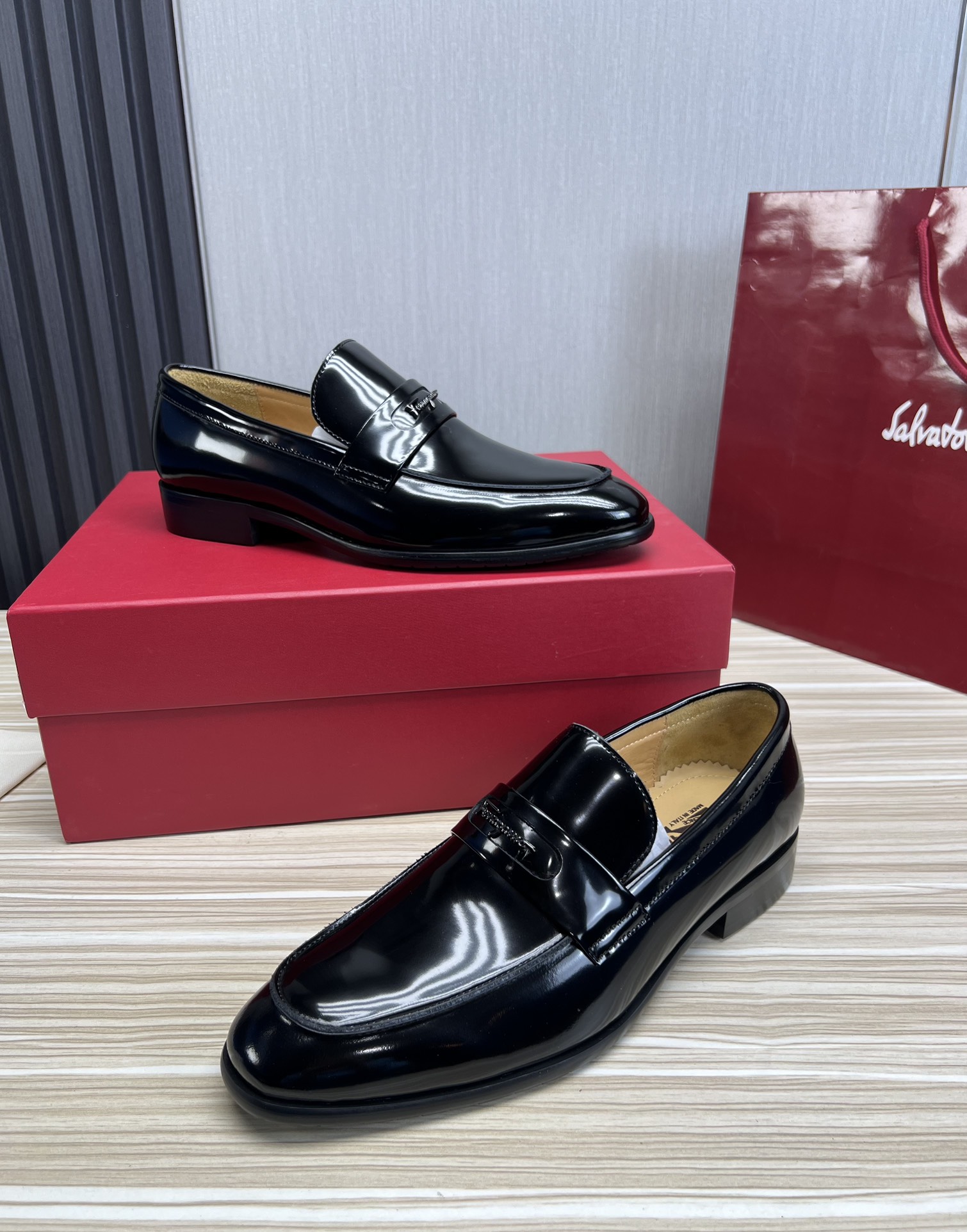 FerragamoSHOES
