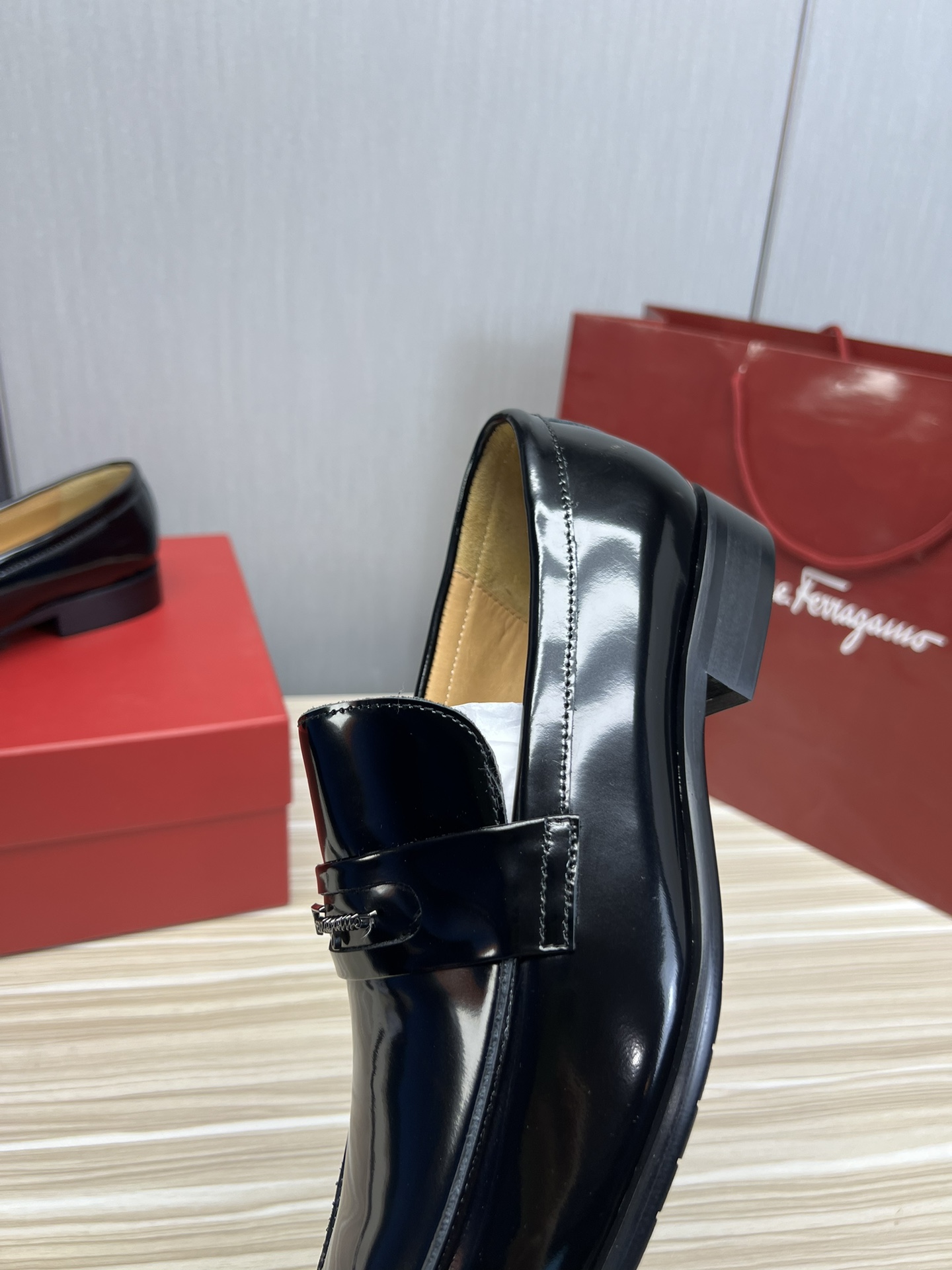 FerragamoSHOES