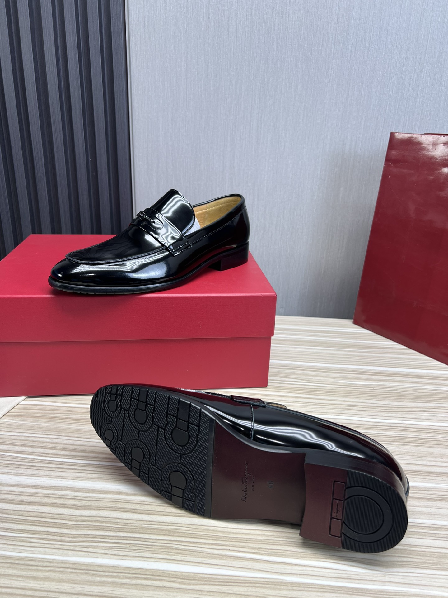 FerragamoSHOES
