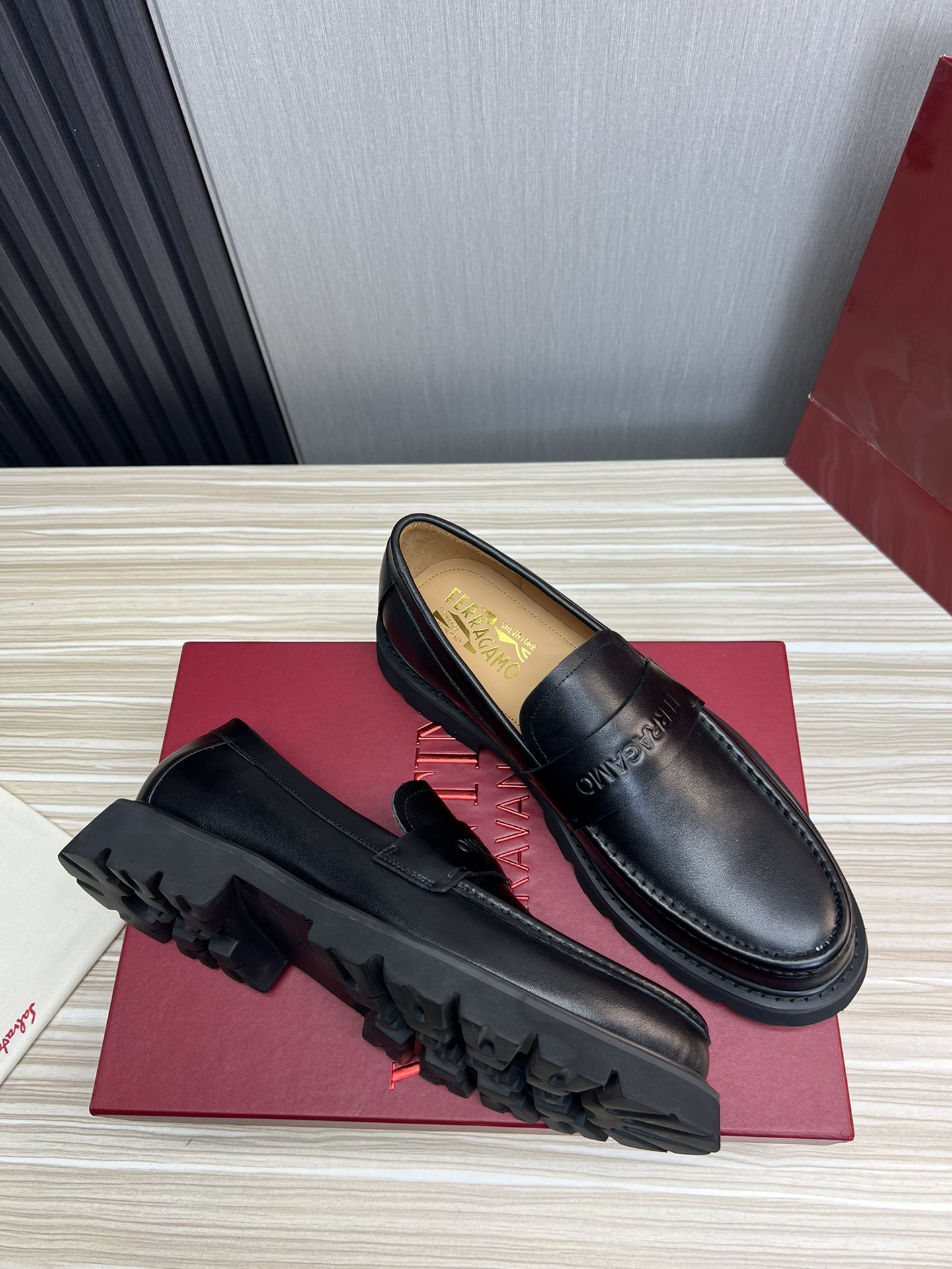 FerragamoSHOES
