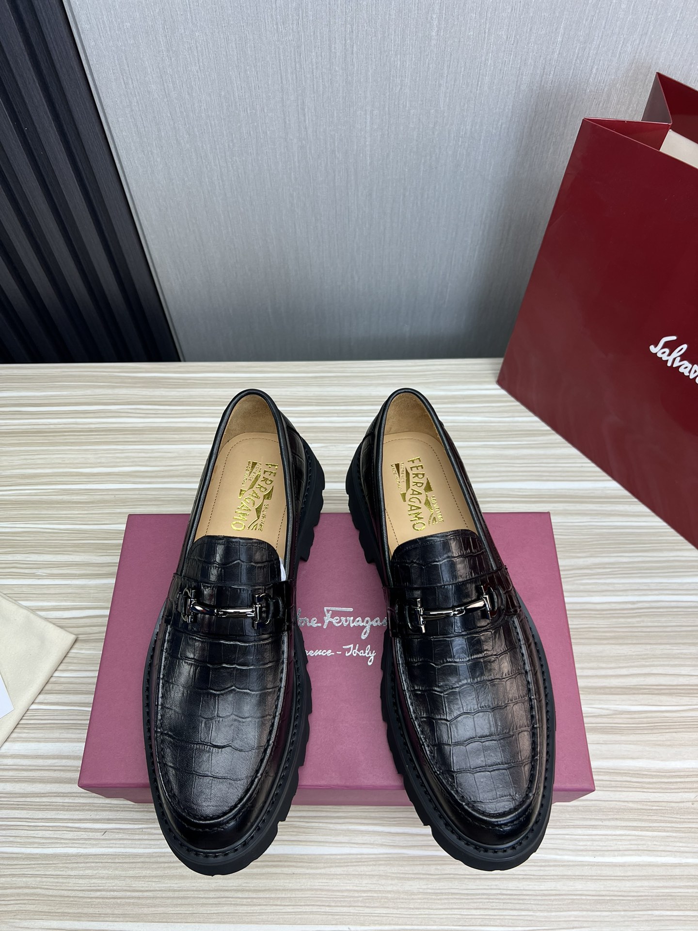 FerragamoSHOES