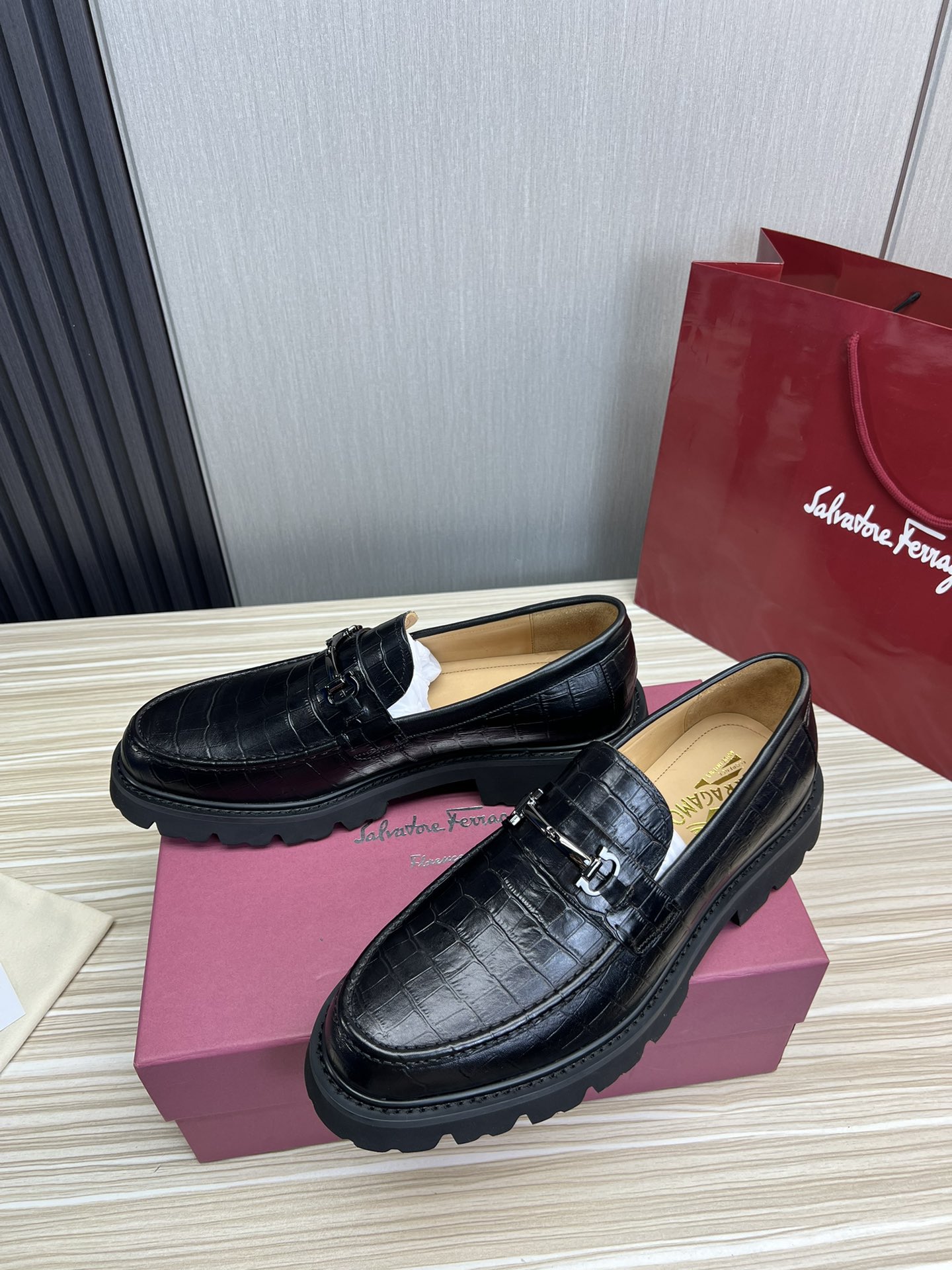 FerragamoSHOES