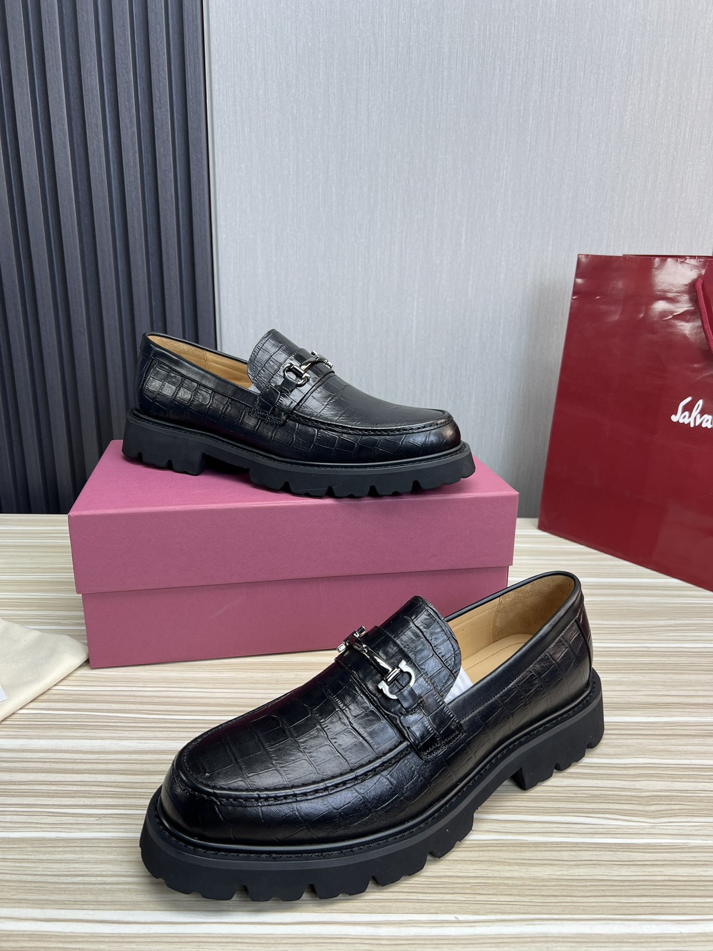 FerragamoSHOES