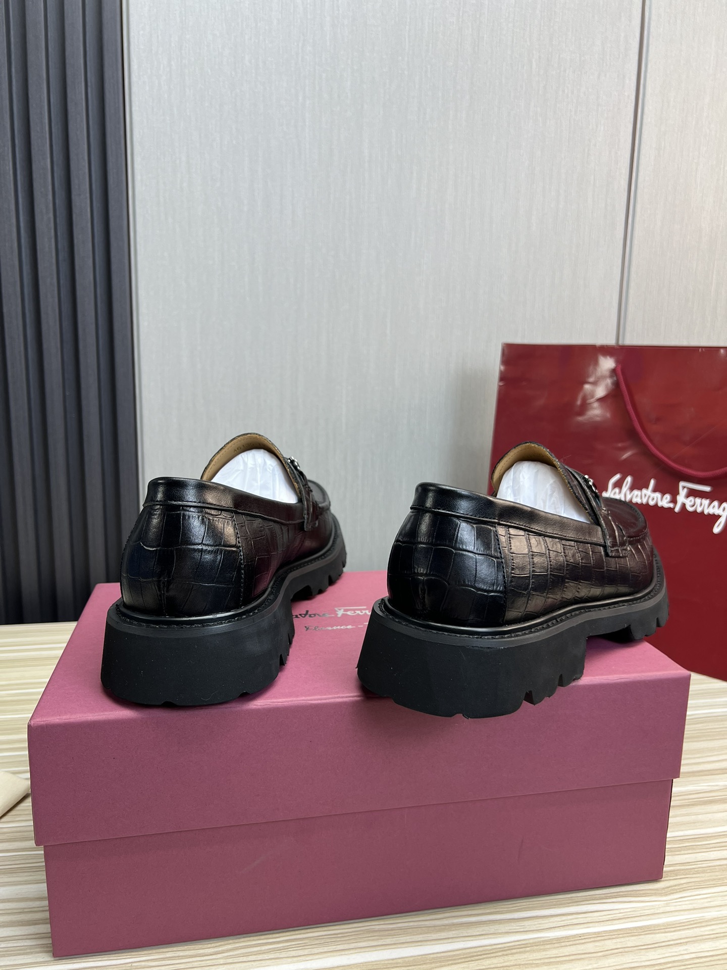 FerragamoSHOES