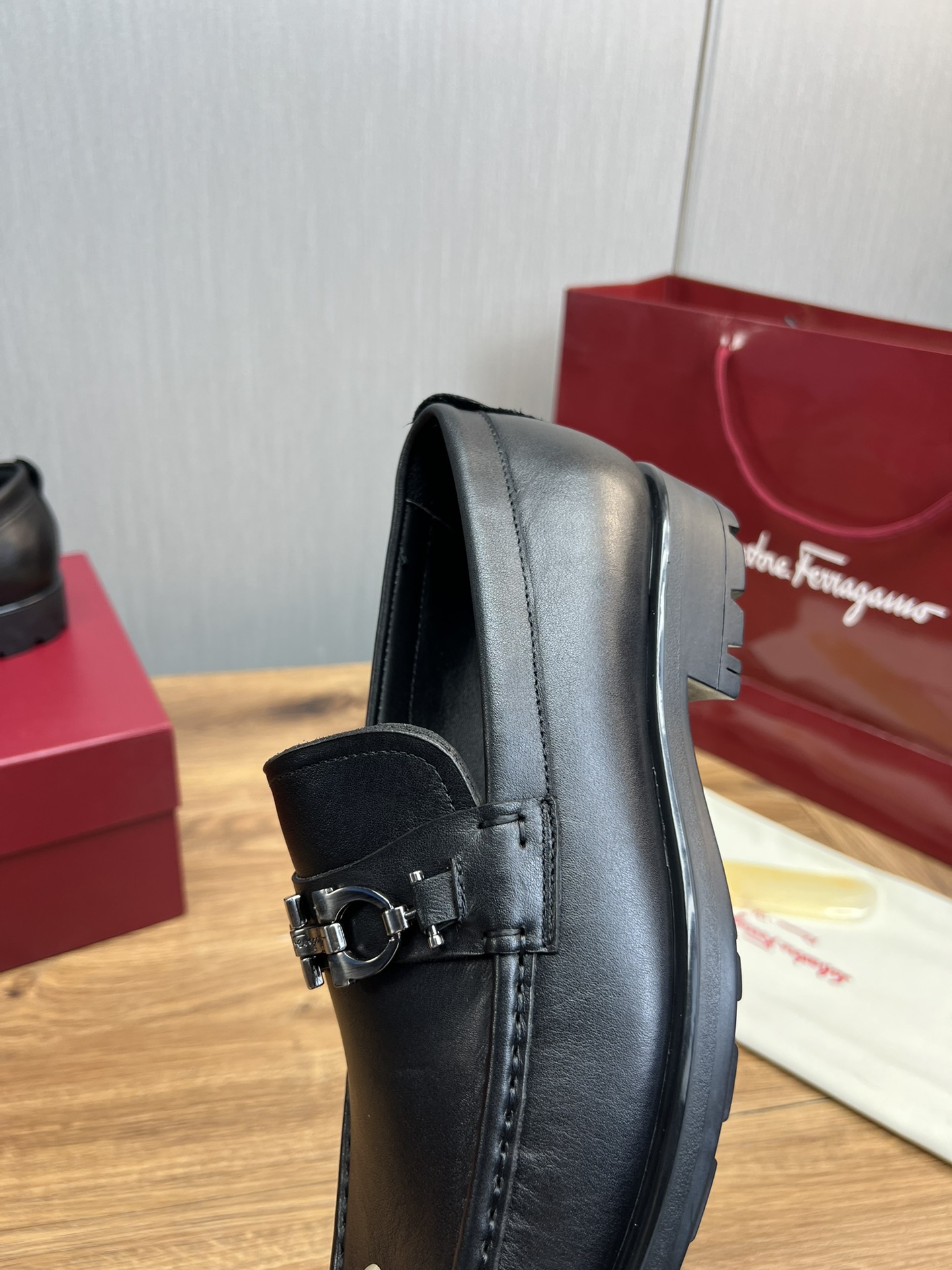 FerragamoSHOES