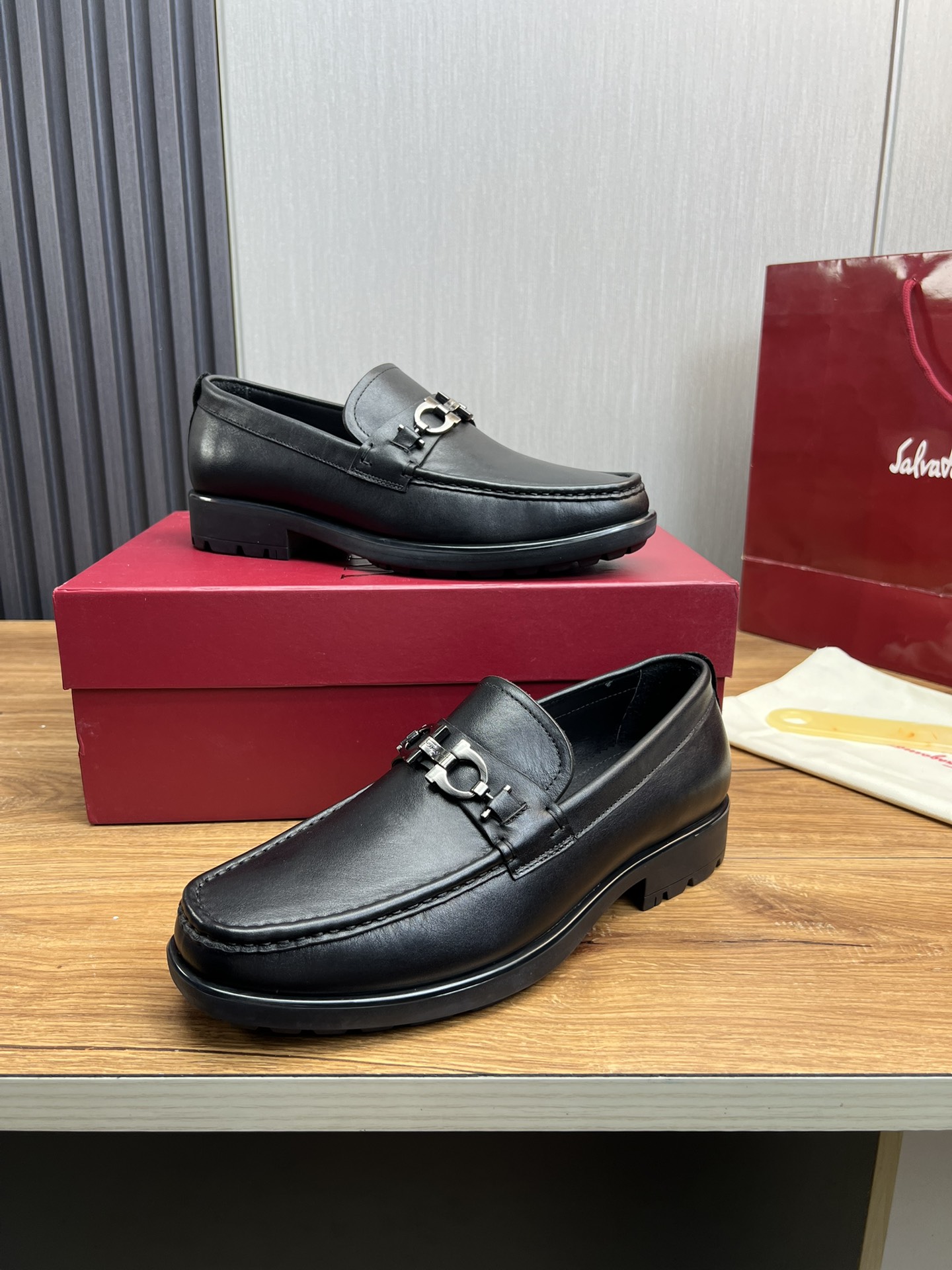 FerragamoSHOES