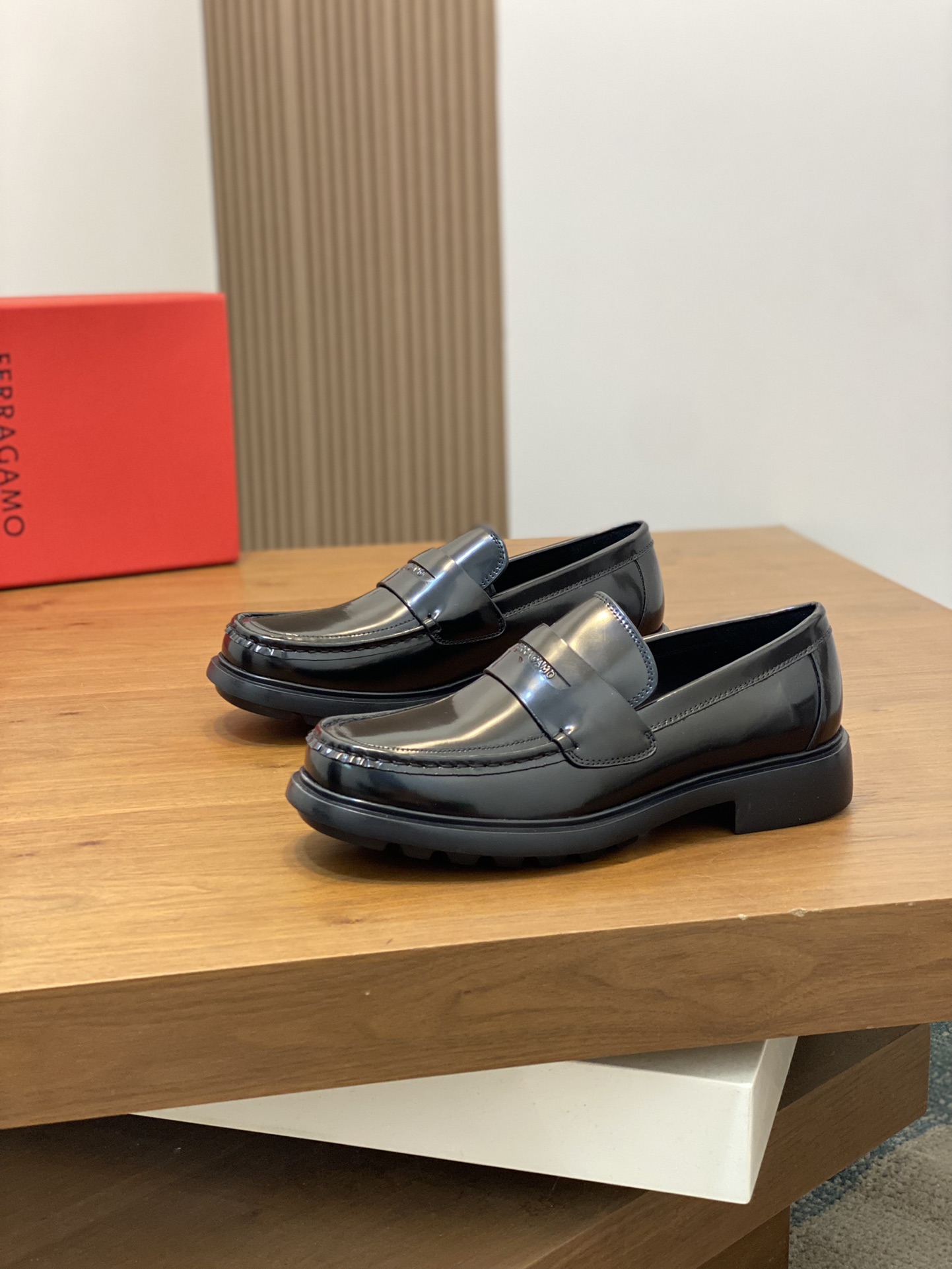 FerragamoSHOES