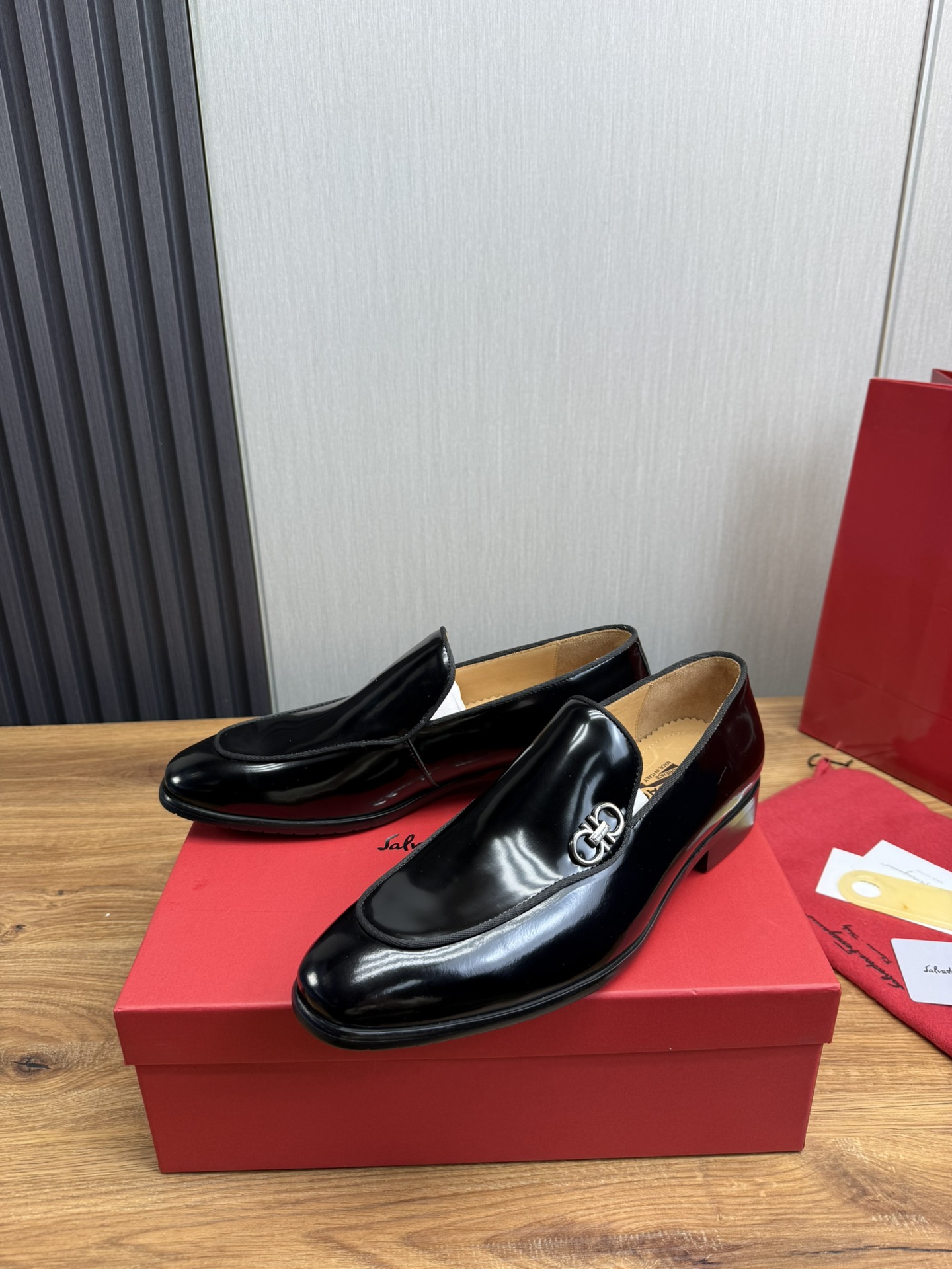 FerragamoSHOES